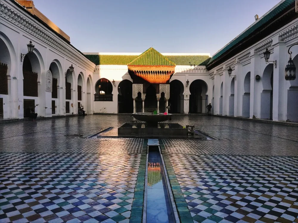 Fès médina médiévale et tourisme culturel au Maroc