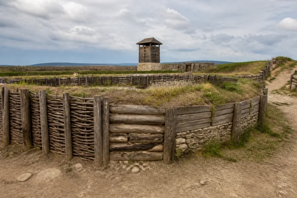 Reconstitution réaliste d'un site antique évoquant Alésia et la Gaule romaine