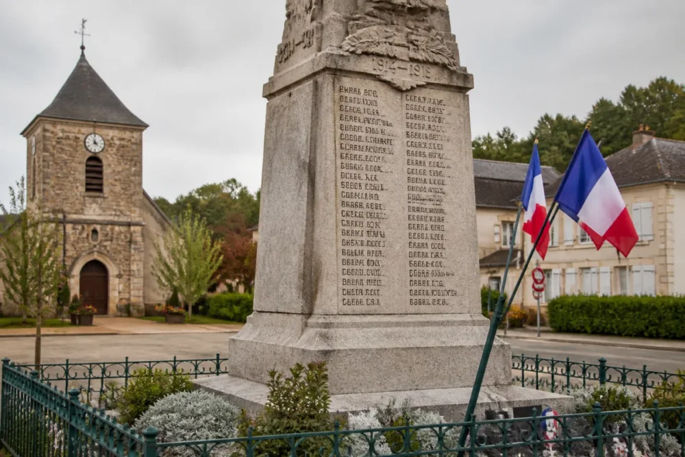 Photo réaliste d’un mémorial français évoquant les guerres mondiales et la mémoire nationale
