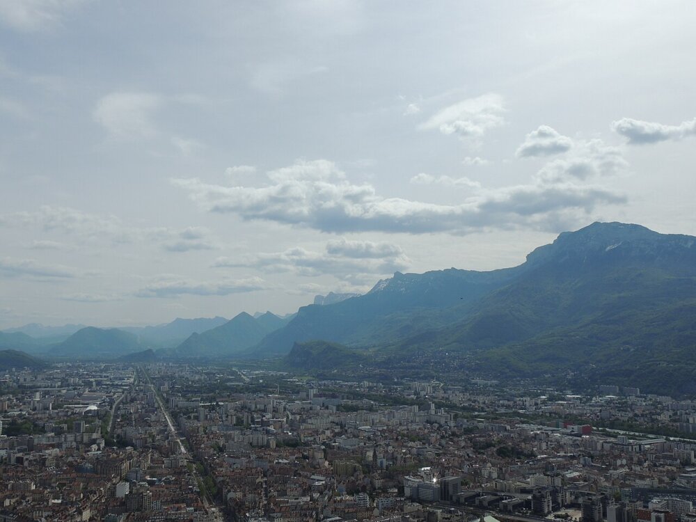 Grenoble, ville sportive France, vue depuis la Bastille et ses reliefs alpins