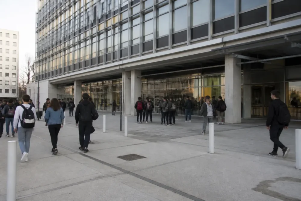 Cité scolaire internationale de Lyon à Gerland, exemple de lycée public à parcours international