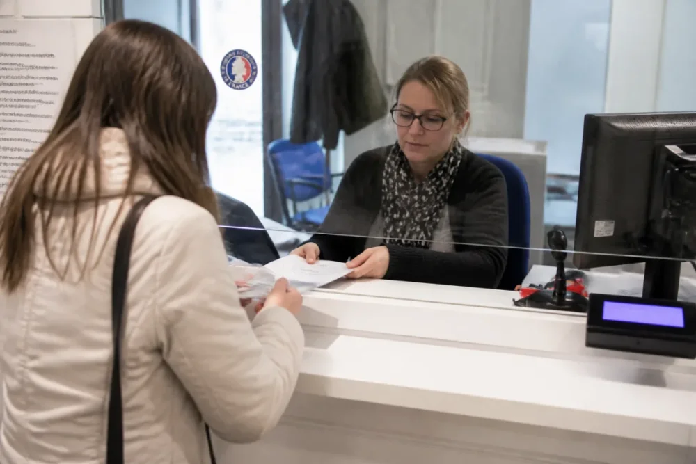 Scène réaliste en mairie pour une demande de passeport en urgence