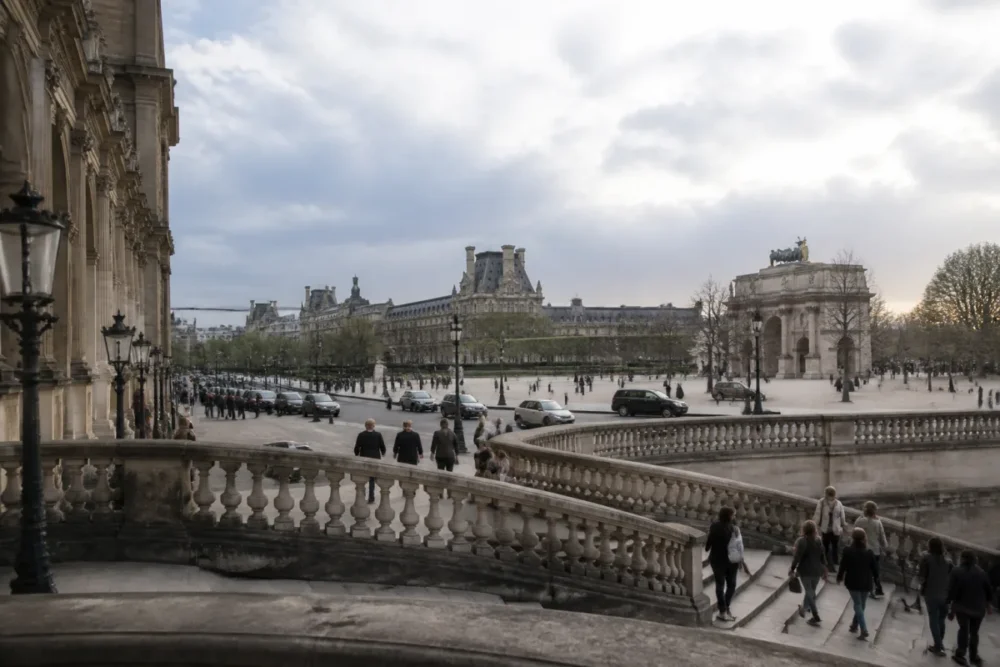 Vue réaliste de Paris avec le Louvre et les Tuileries parmi les plus belles villes du monde