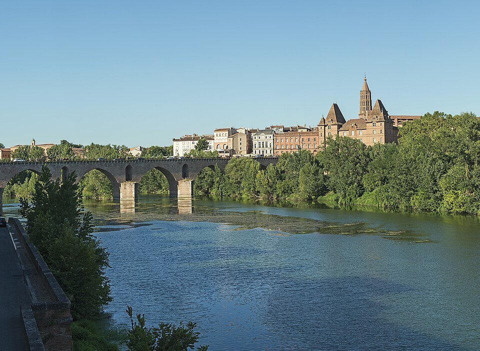 Pont Vieux de Montauban, cadre de vie actif dans une ville sportive France