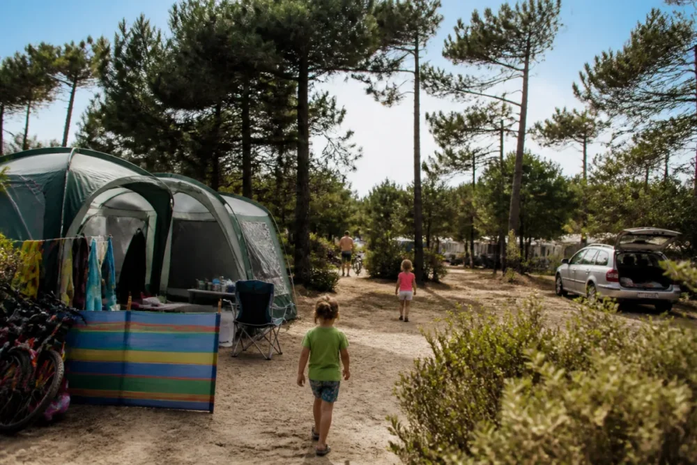 Emplacement de camping familial près du littoral atlantique en haute saison