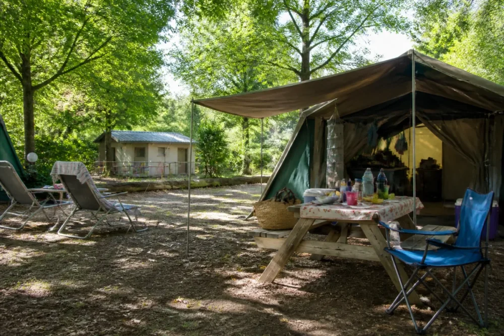 Parcelle ombragée pour tente familiale dans un camping en France