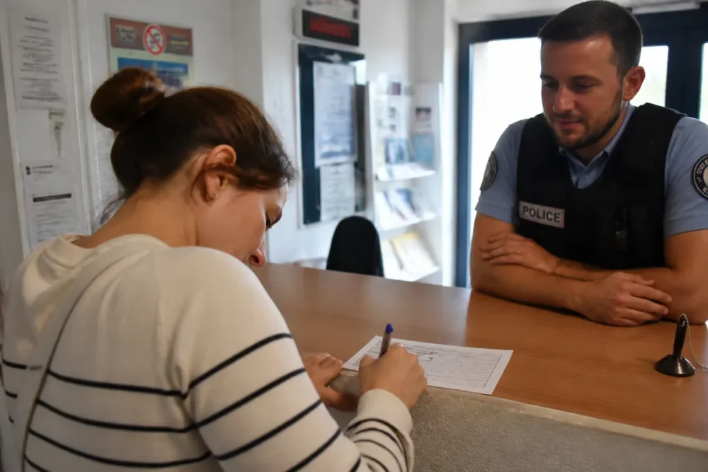 Photo réaliste d’un électeur préparant une procuration papier dans un commissariat ou une gendarmerie