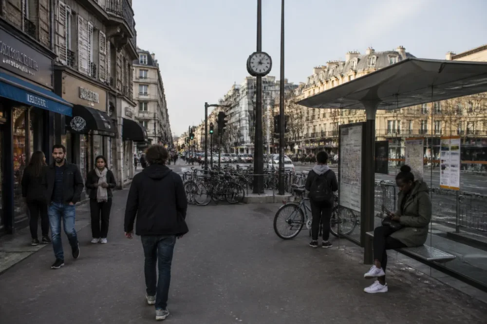 Vie quotidienne dans un quartier proche de la gare avec commerces et flux piétons