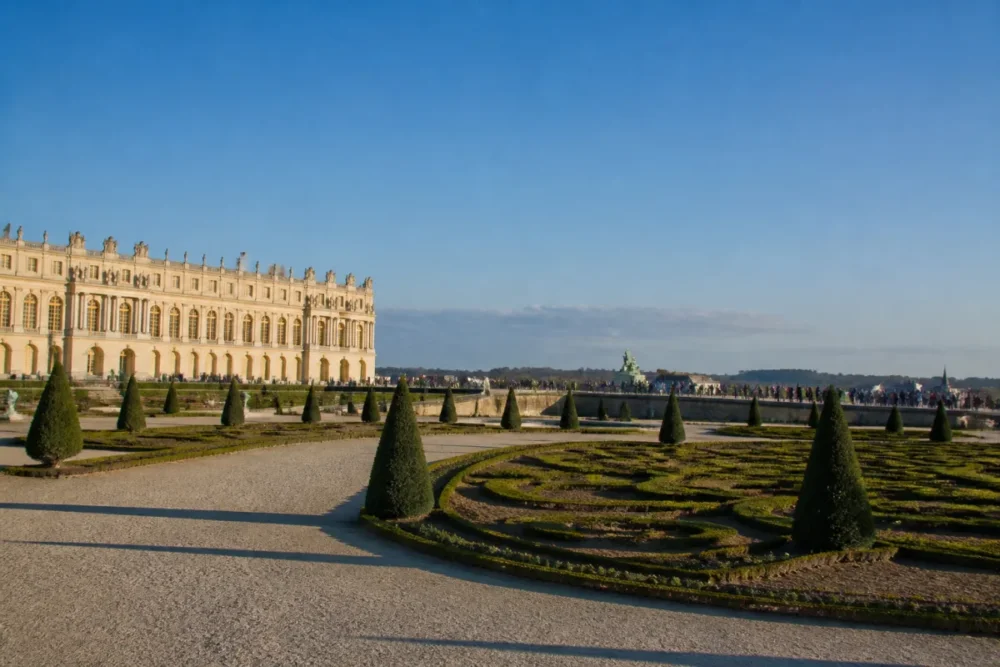 Château de Versailles comme symbole des Temps modernes et de la monarchie absolue