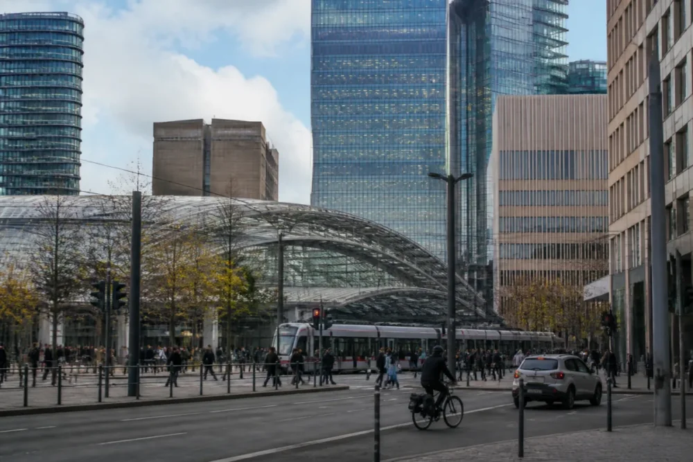 Photo réaliste du quartier de la Part-Dieu à Lyon avec tours, gare et circulation urbaine