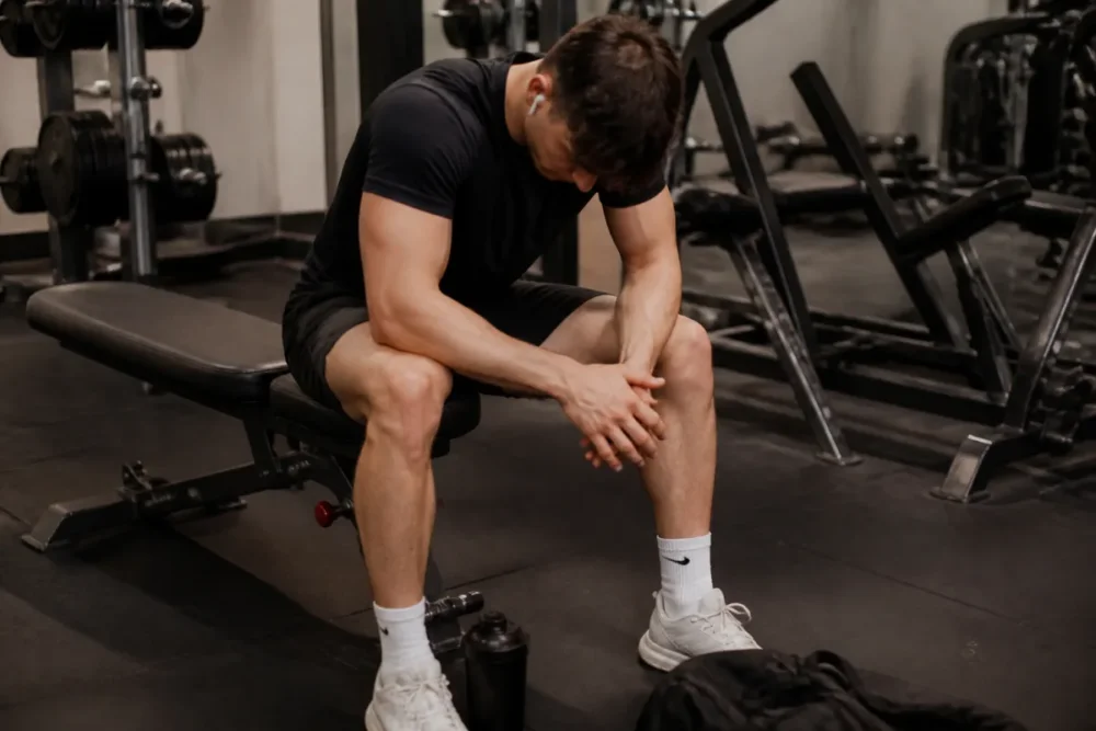Photo réaliste d’un sportif en récupération après une séance de musculation en salle
