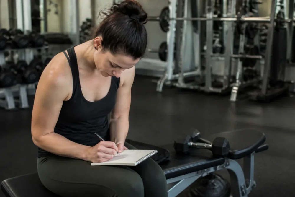 Reprise musculation en salle avec charges modérées après une pause