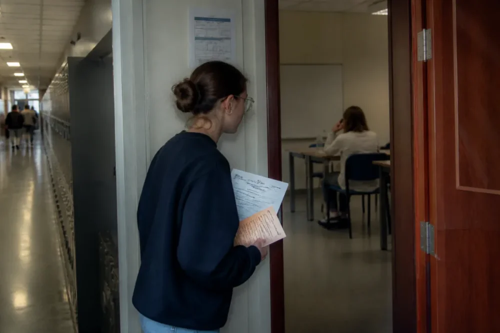Élève entrant en salle d’examen pour gérer le stress à l’oral de français