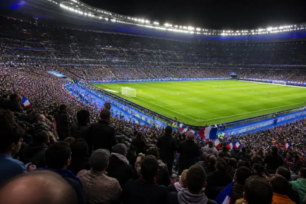 Stade de football rempli pour illustrer les sports les plus suivis en 2026