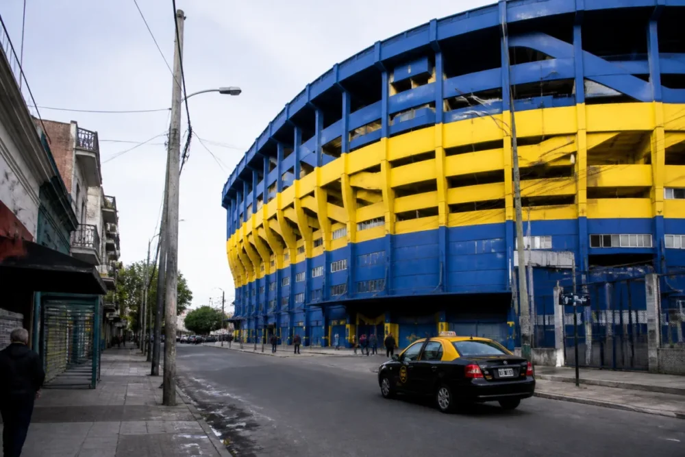 Photo réaliste de La Bombonera à Buenos Aires, stade emblématique du football argentin