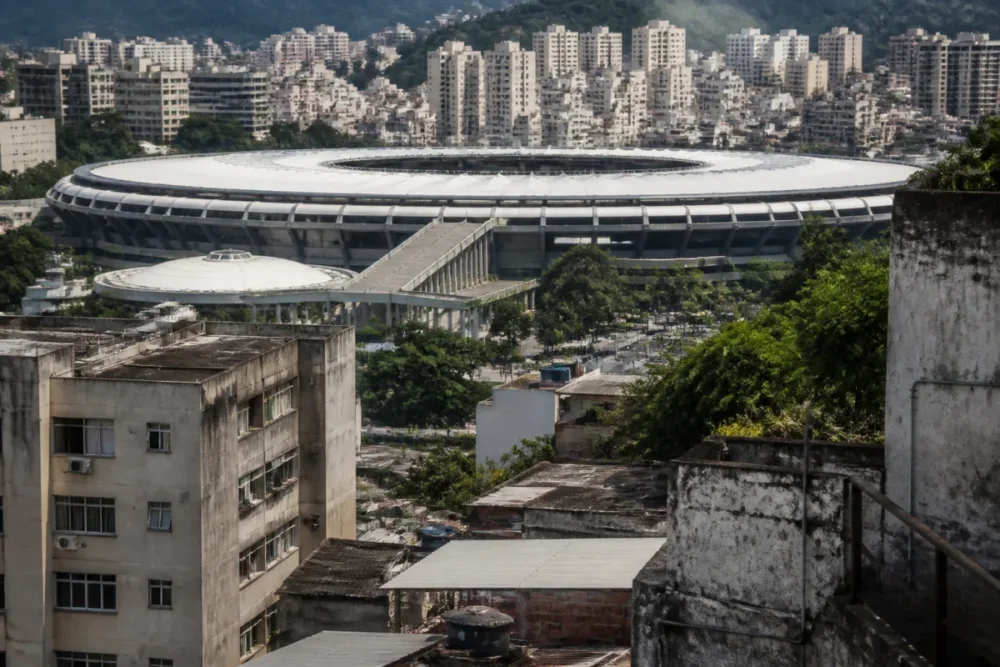 Vue réaliste du stade Maracanã à Rio de Janeiro, symbole des stades mythiques d’Amérique du Sud