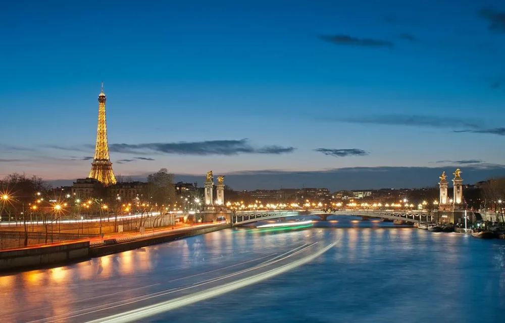Tour Eiffel de Paris illuminée sur une carte de France des régions et grandes villes