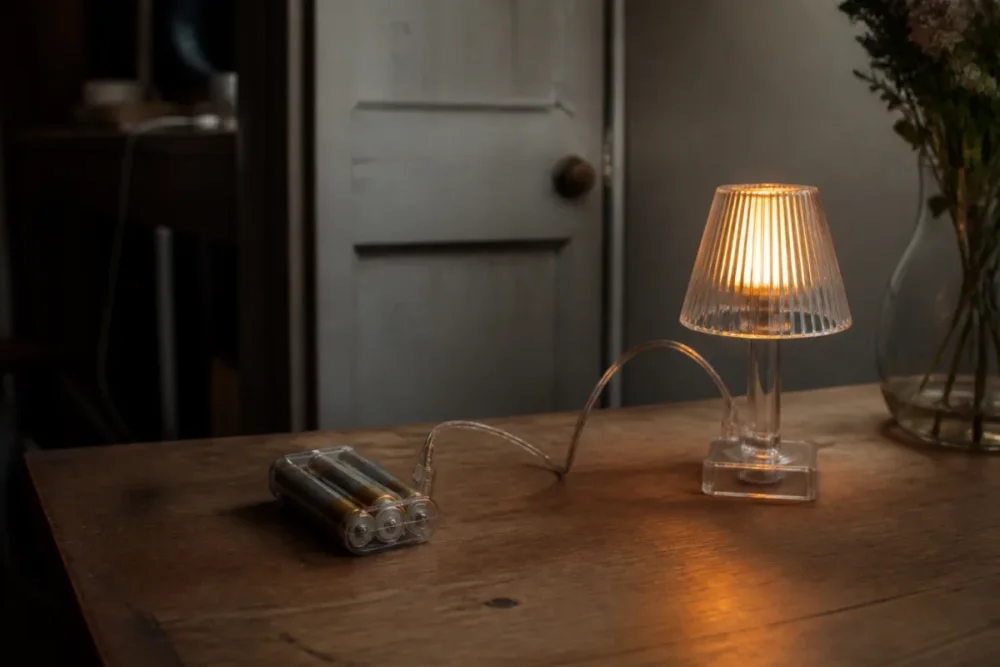 Lampe alimentée par une batterie montrant une transformation d’énergie chimique en lumière