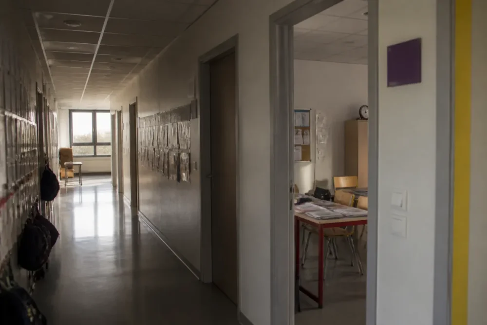Couloir de collège illustrant l’inclusion scolaire en ULIS collège