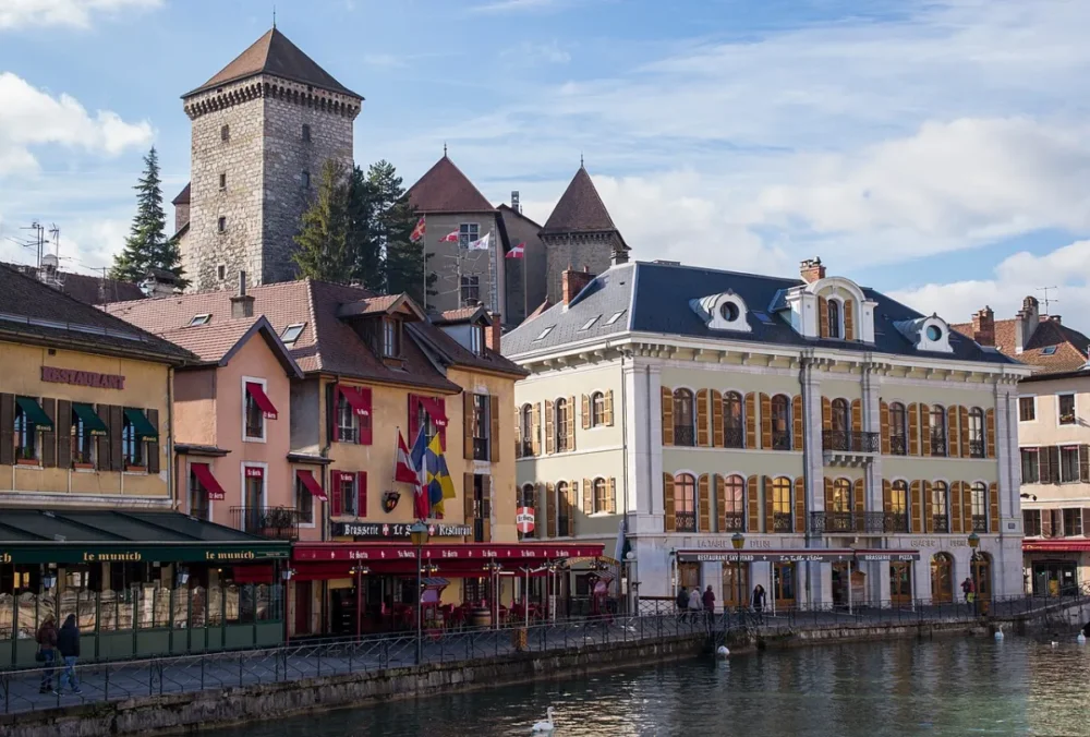 vieille ville d’Annecy sous la pluie avec canaux et arcades