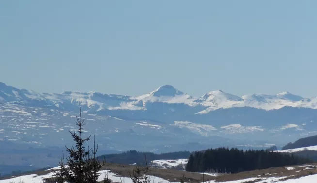 Volcans du Massif central sur la carte de France, près des régions et grandes villes