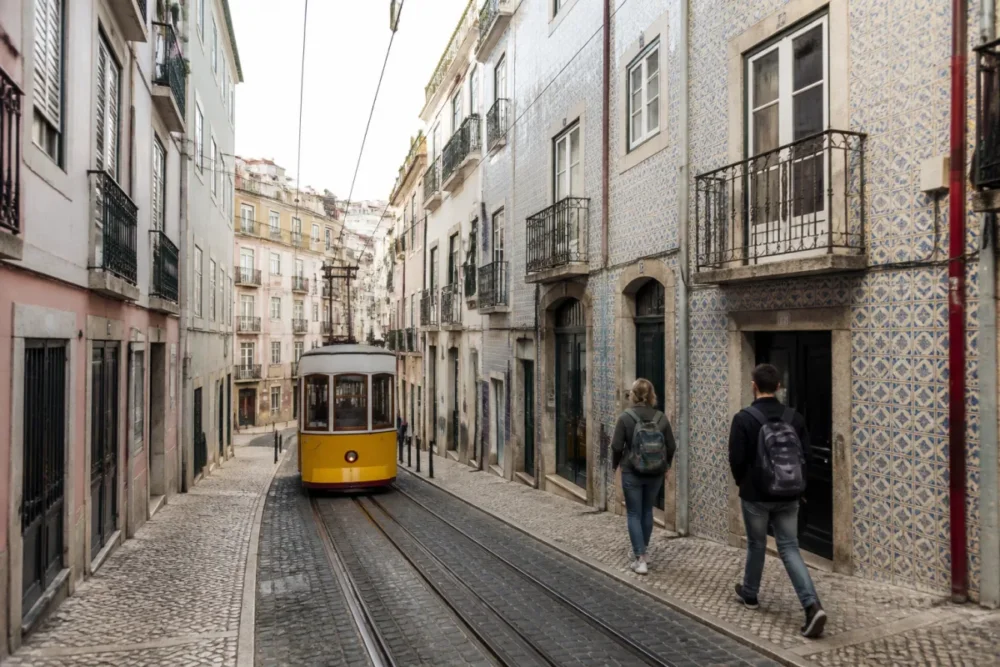 Rue de Lisbonne pour un city break économique en Europe