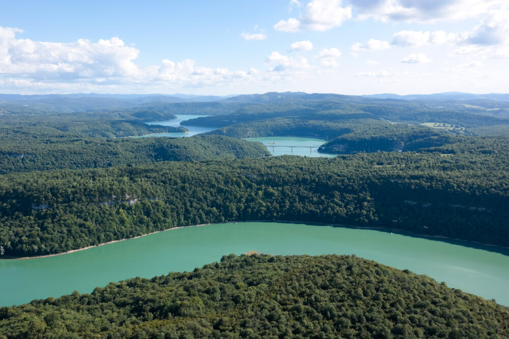 Vue aérienne du lac de Vouglans et de ses méandres boisés