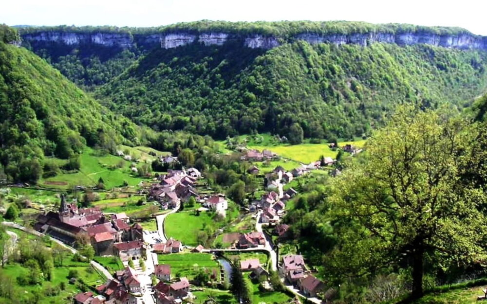 Vue panoramique de Baume-les-Messieurs au fond de sa reculée