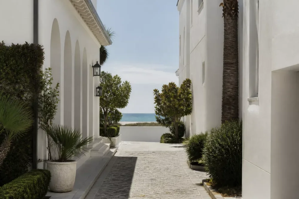 Architecture blanche et arcades d’Alys Beach en Floride près du littoral