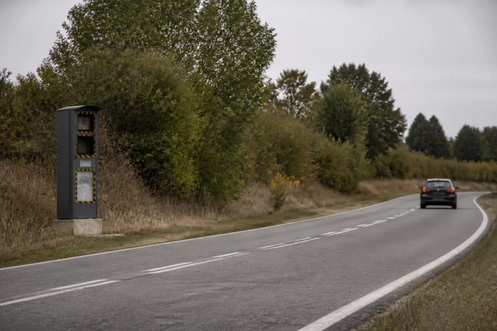 Radar automatique installé au bord d’une route française dans le circuit des avis ANTAI.