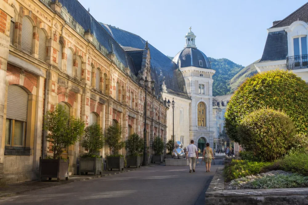 Promenade dans le centre thermal de Bagnères-de-Bigorre avec architecture pyrénéenne