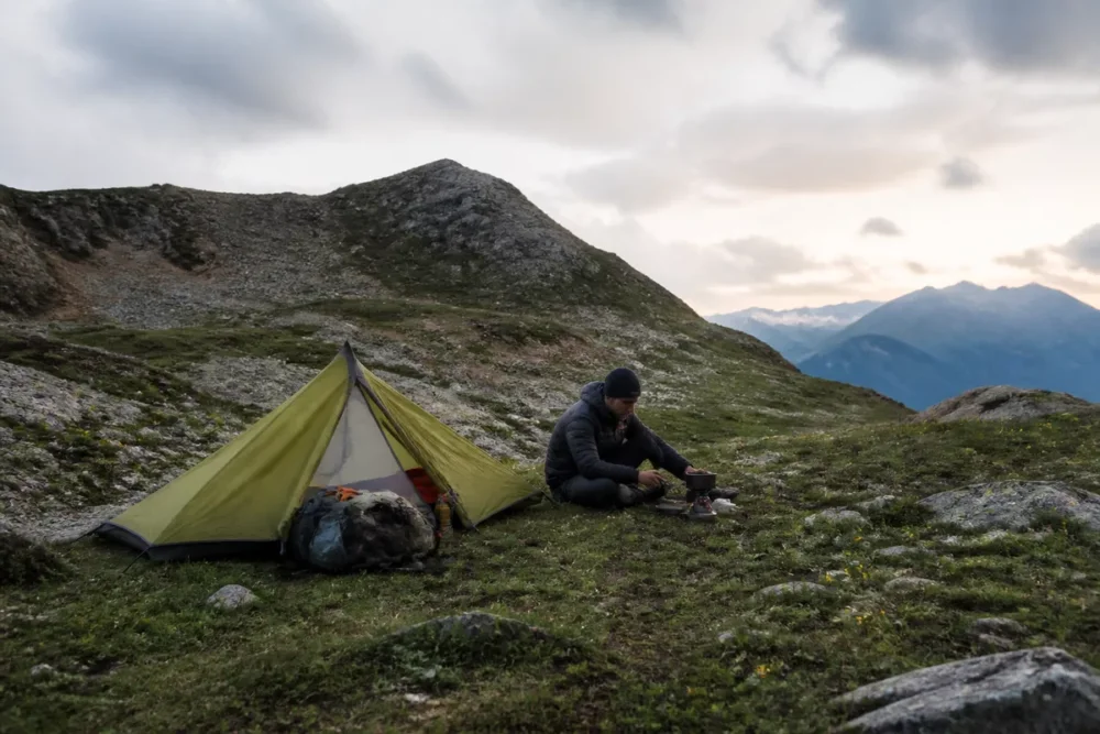 Bivouac léger avec une tente dans la nature en France