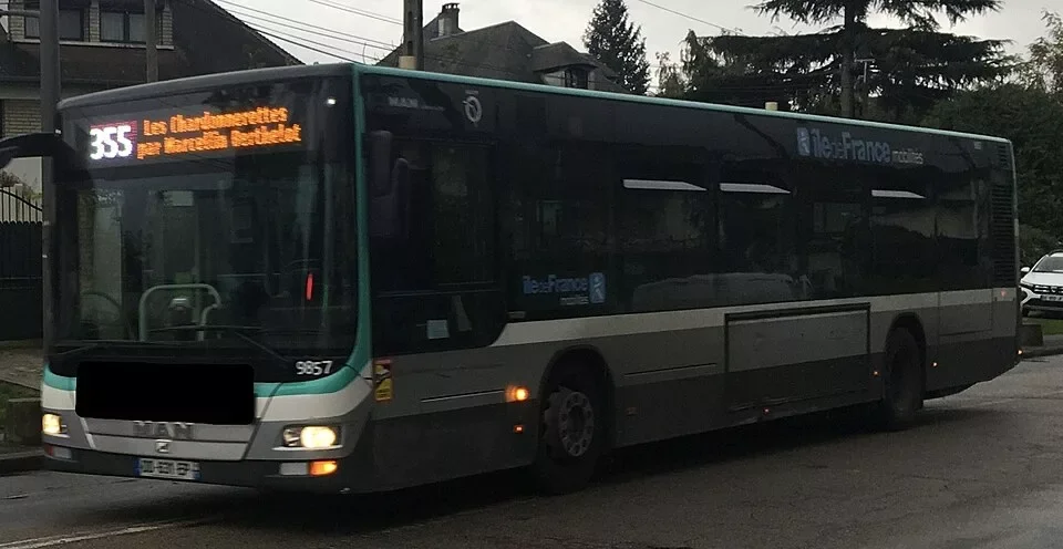 Bus de la ligne 355 desservant les écoles à Sarcelles, avenue Marx-Dormoy