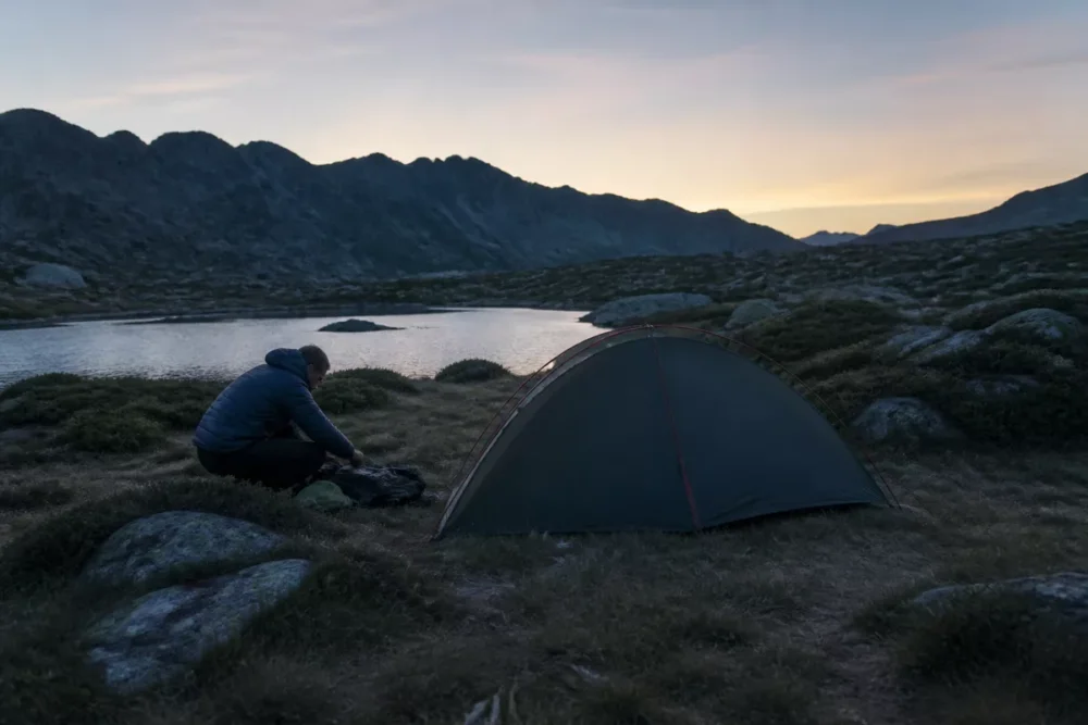 Bivouac léger et discret installé dans un paysage naturel français.