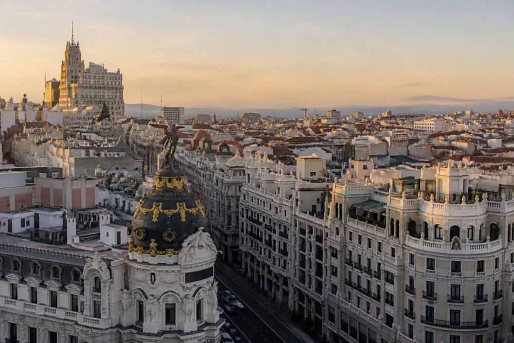 Vue réelle de Madrid, principal repère urbain au centre de l’Espagne