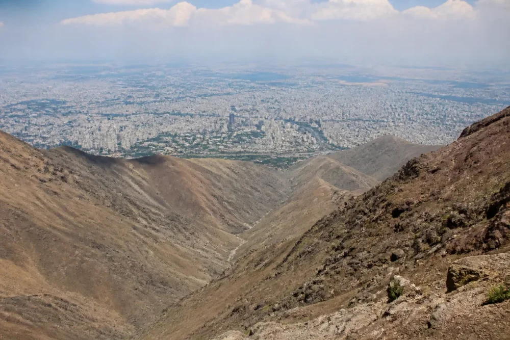 Vue panoramique de l’Alborz au-dessus de Téhéran