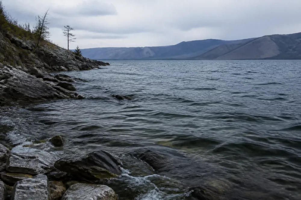 Photographie du lac Baïkal en Sibérie orientale sur une carte de la Russie
