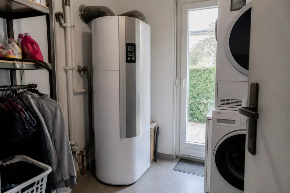 Photo réaliste d’un chauffe-eau thermodynamique installé dans la buanderie d’un appartement