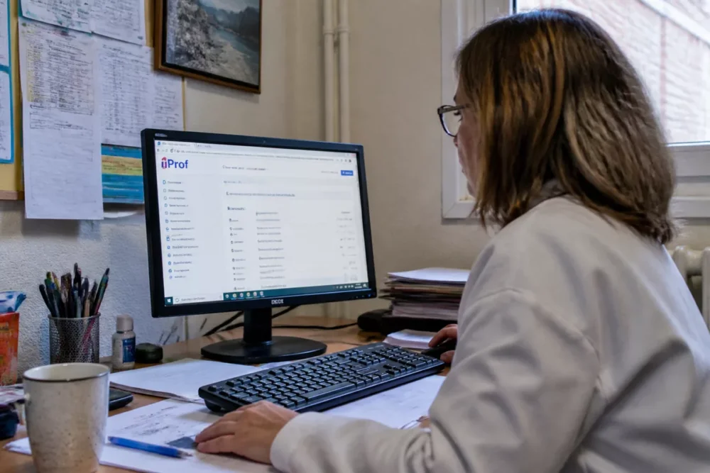 Connexion iProf Lille sur un ordinateur dans un bureau scolaire