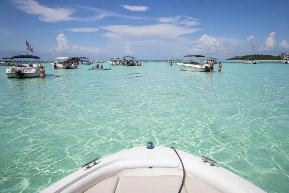 Baignade dans les hauts-fonds turquoise de Crab Island depuis un bateau