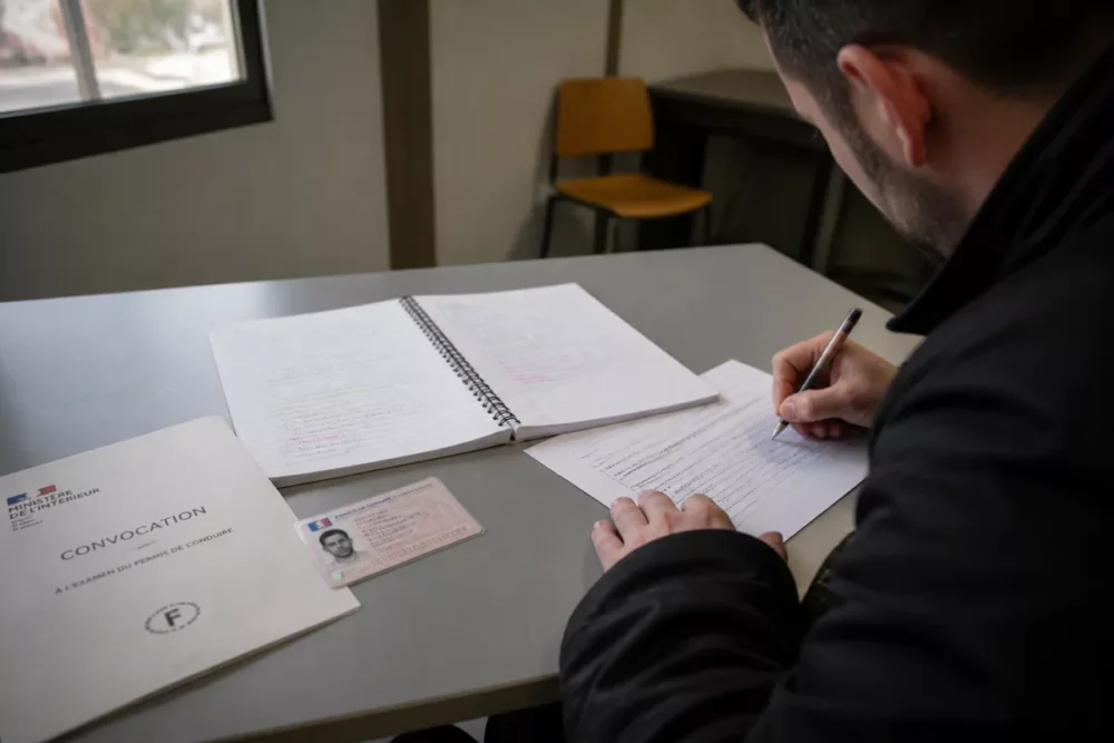 Candidat préparant l’examen VTC avec sa convocation et ses documents