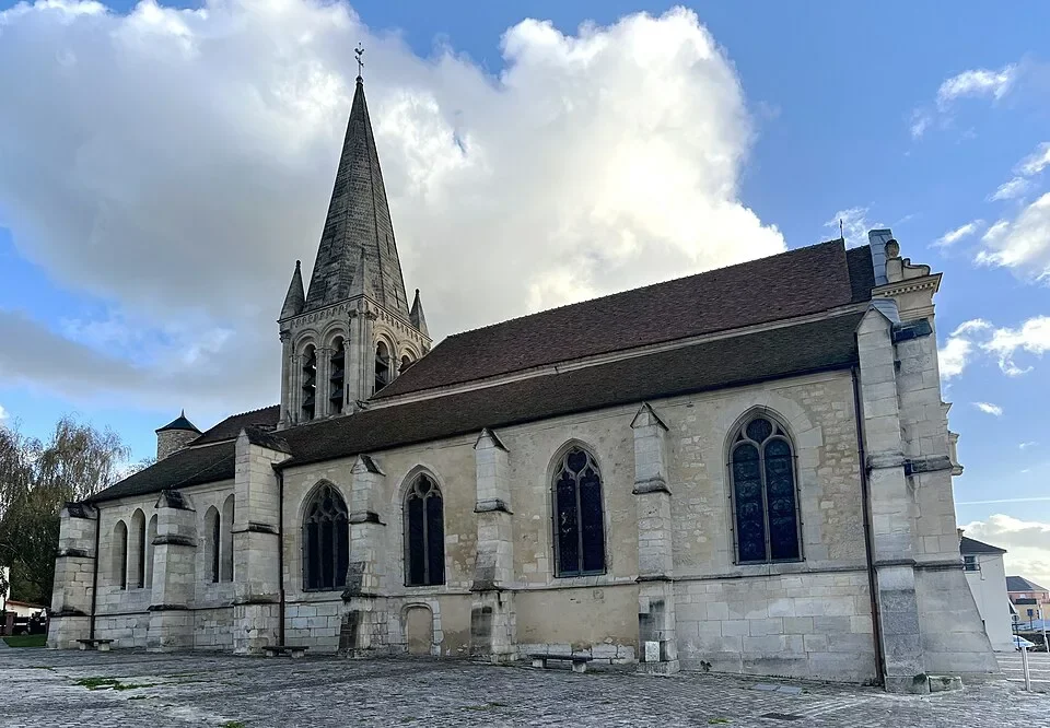 Église Saint-Pierre-et-Saint-Paul, repère historique parmi les quartiers de Sarcelles