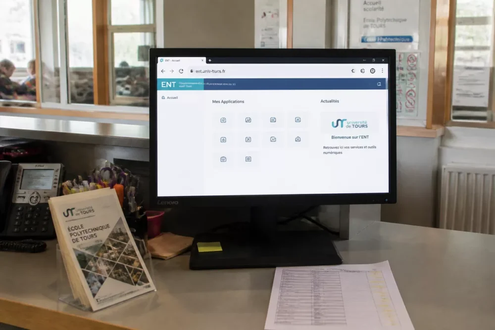 Poste d’accueil scolaire à Tours vérifiant l’adresse officielle de l’ENT.