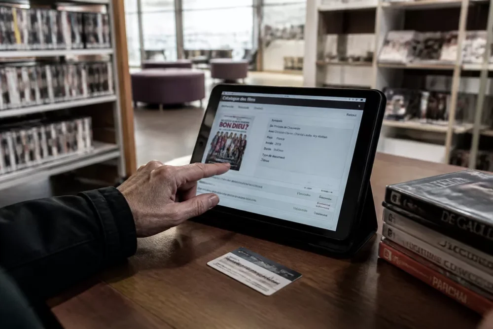 Recherche de films légaux sur une tablette en médiathèque