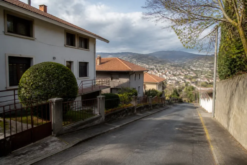 Rue résidentielle d’Annonay en hauteur avec maisons, jardin et accès en pente