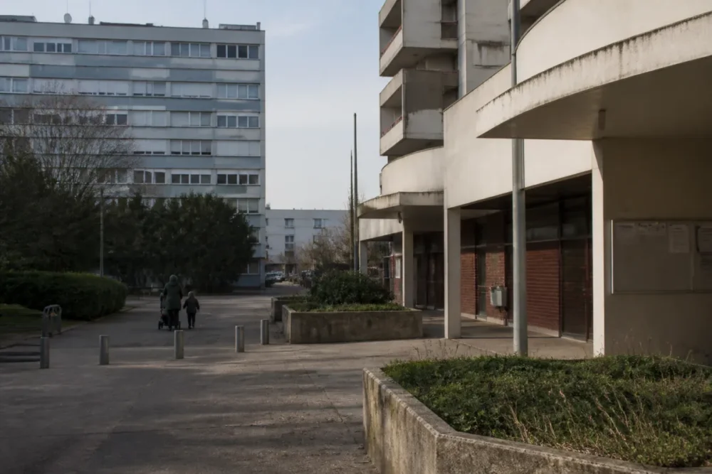 Vue large du quartier Hautepierre à Strasbourg, avec ses immeubles résidentiels et ses cheminements urbains
