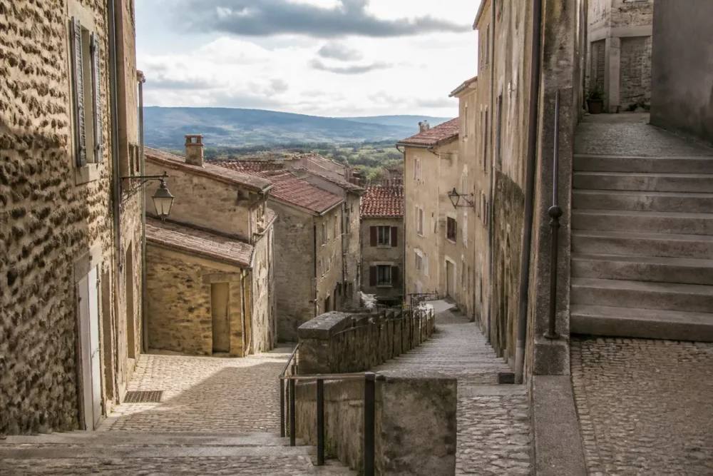 Ruelle en pente du centre ancien d’Annonay, patrimoine historique de l’Ardèche