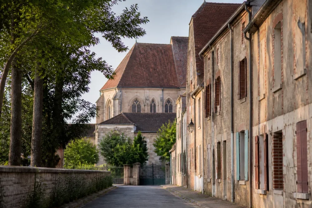 Vue réaliste du patrimoine de Romilly-sur-Seine avec rue ancienne, bords de Seine et architecture locale