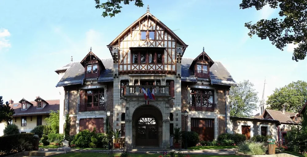 Hôtel de ville de Sarcelles, repère pour les écoles à Sarcelles