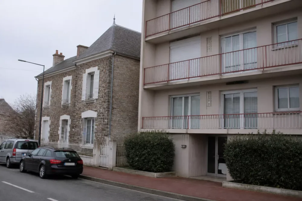 Rue résidentielle de Romilly-sur-Seine avec maison ancienne et façade d’appartement